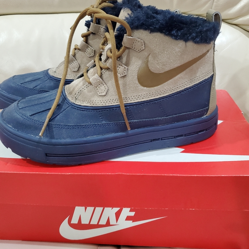 😍😍Nike Woodside Chukka 2 fur boots..a must buy..like new! Size 6/ 24cm